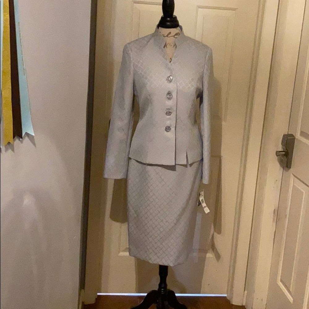 Size 6 LeSuit 2pc NWT